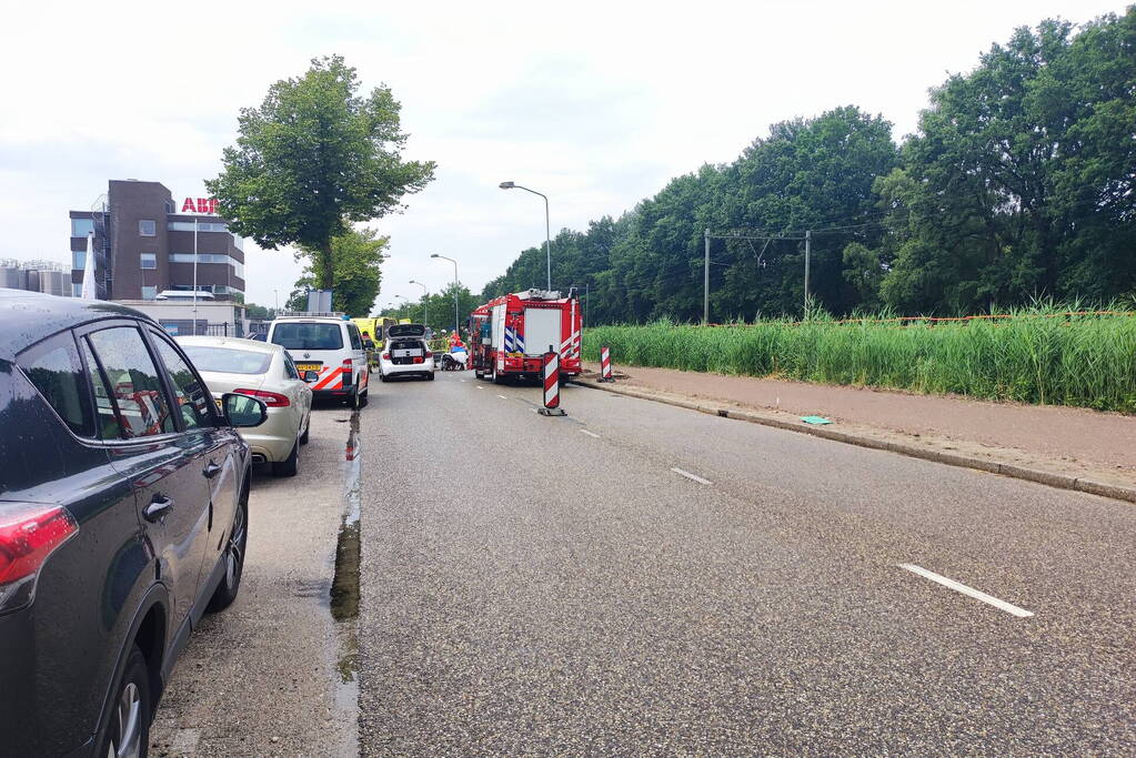 Twee auto's botsen bij uitrit