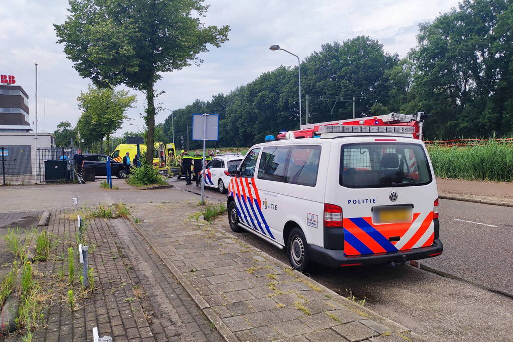 Twee auto's botsen bij uitrit