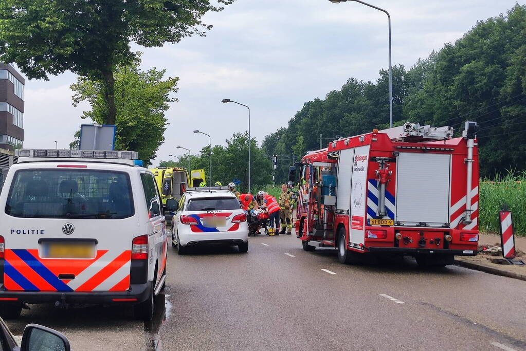 Twee auto's botsen bij uitrit