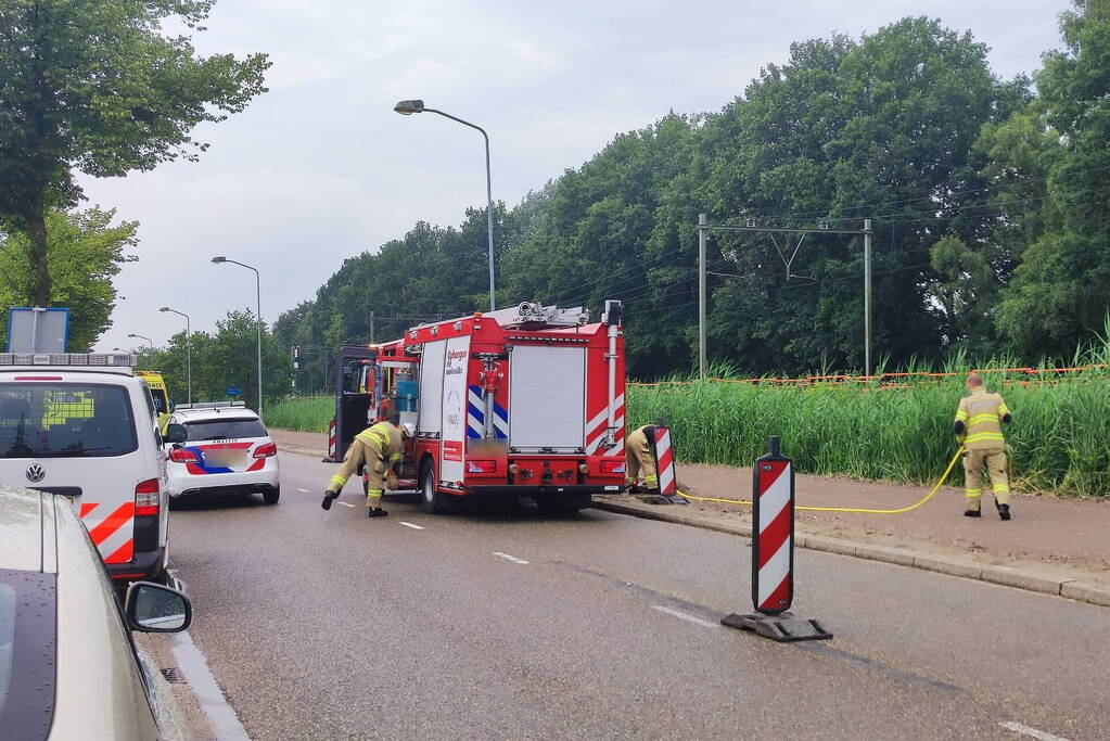 Twee auto's botsen bij uitrit