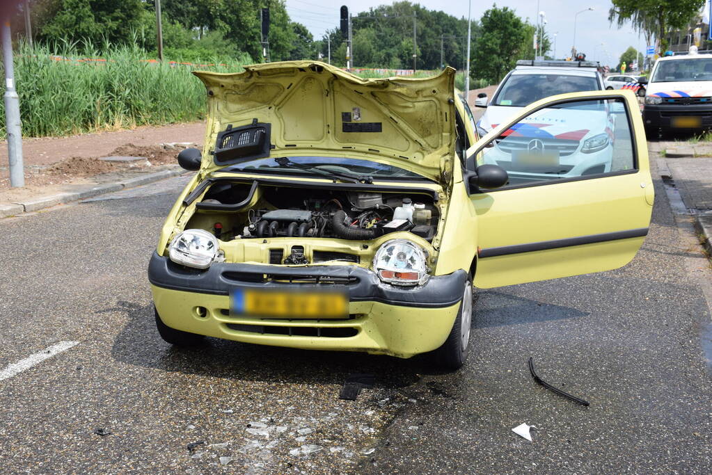 Twee auto's botsen bij uitrit