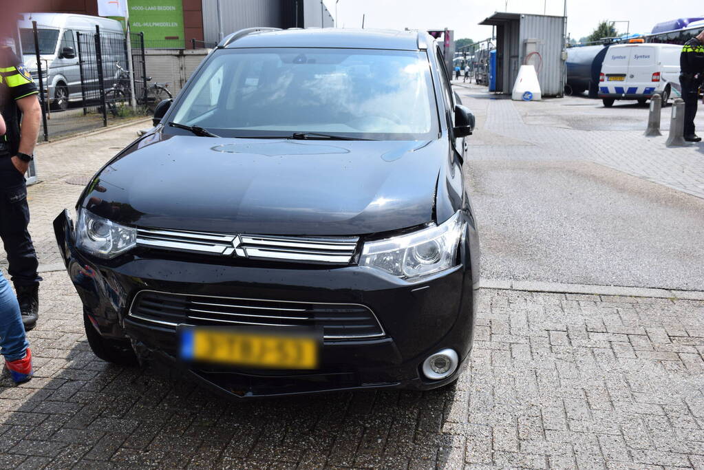 Twee auto's botsen bij uitrit