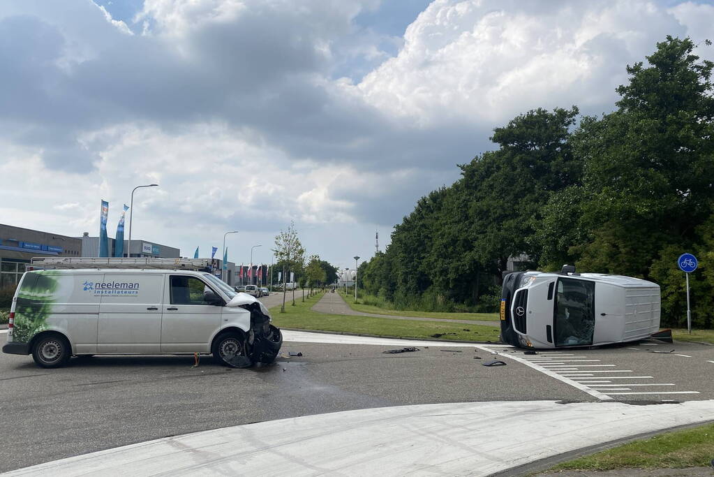 Bestelbus belandt op zijn kant na botsing