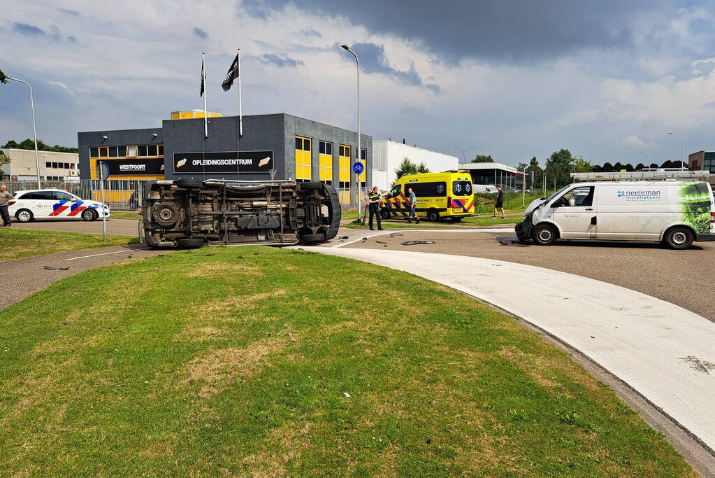 Bestelbus belandt op zijn kant na botsing