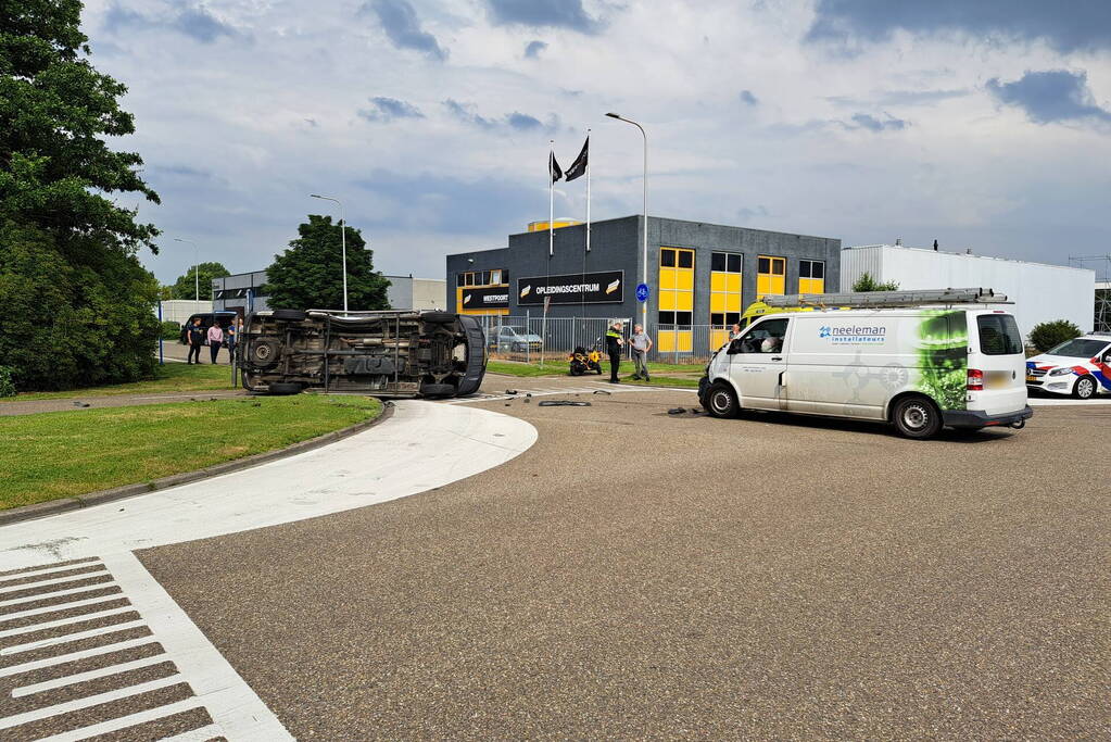 Bestelbus belandt op zijn kant na botsing