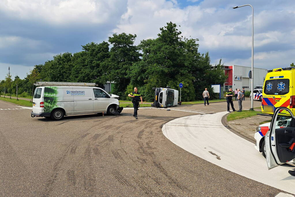 Bestelbus belandt op zijn kant na botsing
