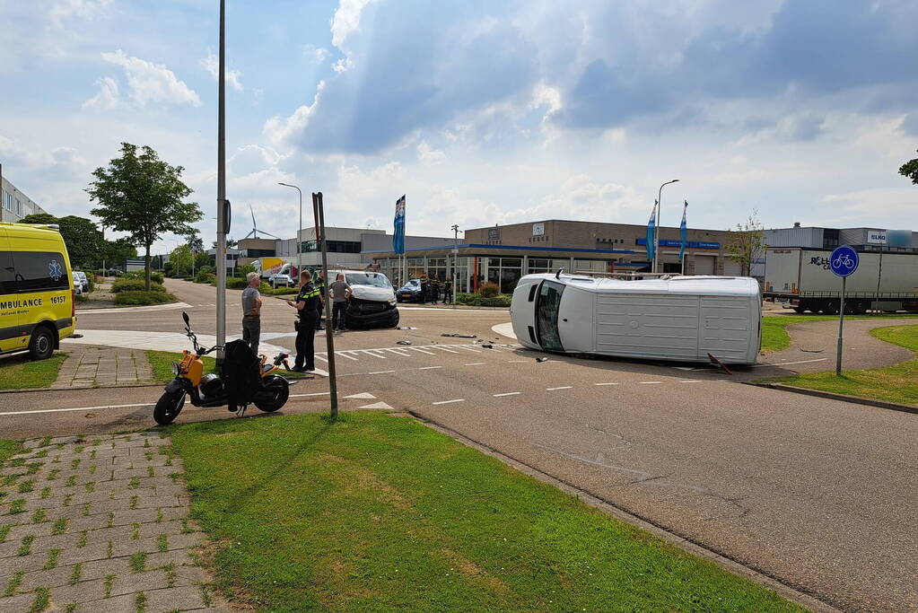 Bestelbus belandt op zijn kant na botsing