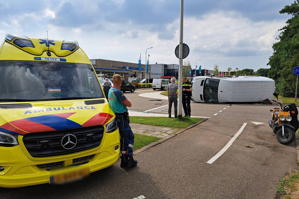 Bestelbus belandt op zijn kant na botsing