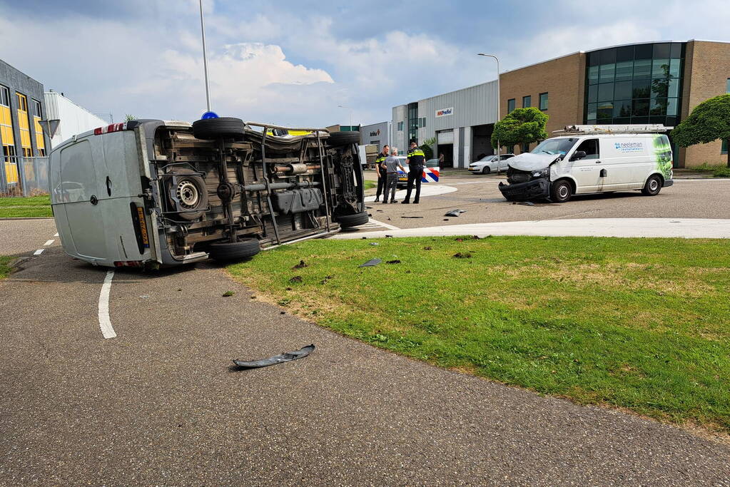 Bestelbus belandt op zijn kant na botsing