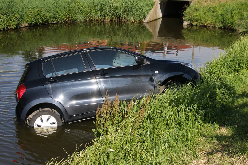 Auto te water na vergeten handrem