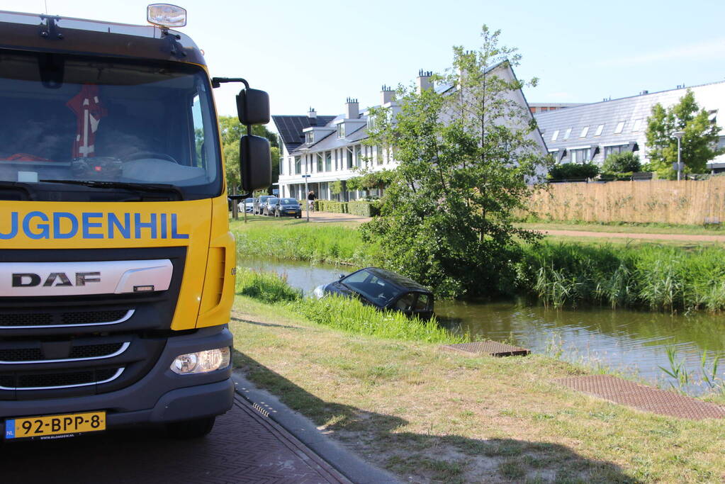 Auto te water na vergeten handrem