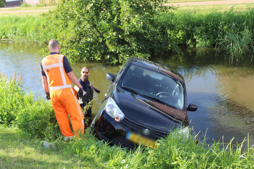 Auto te water na vergeten handrem