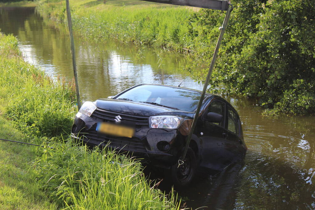 Auto te water na vergeten handrem