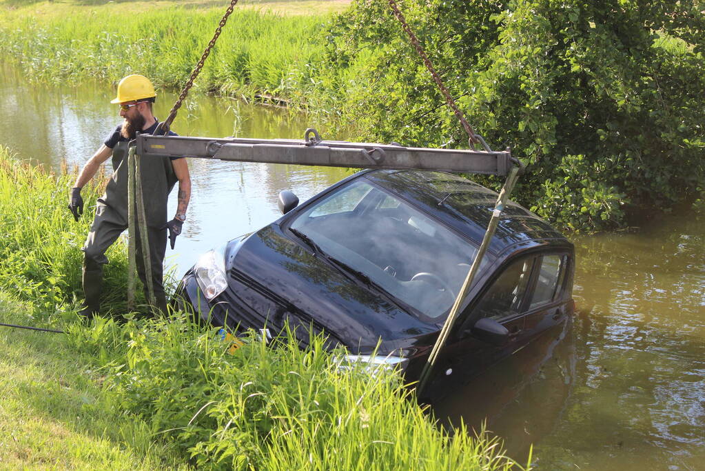 Auto te water na vergeten handrem