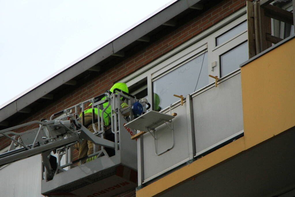 Bewoner sluit zichzelf buiten met pan nog op het vuur