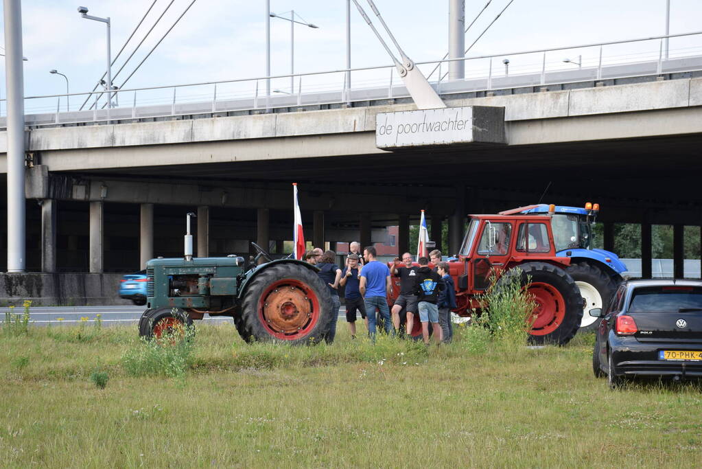 Boeren voeren protest bij opritten van snelwegen