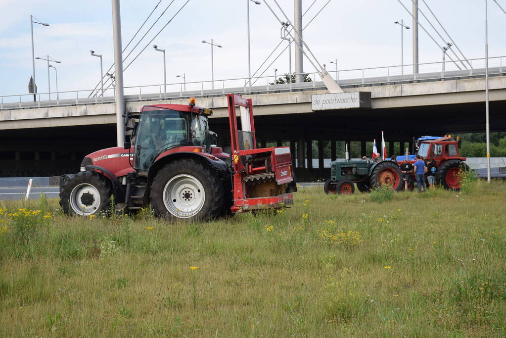 Boeren voeren protest bij opritten van snelwegen
