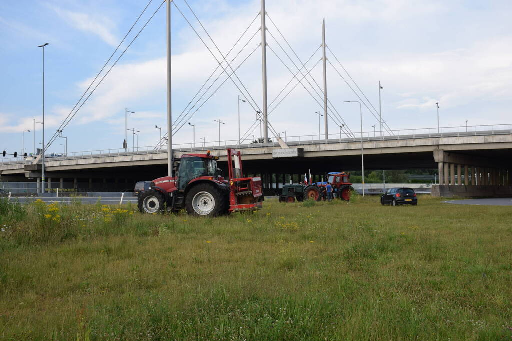 Boeren voeren protest bij opritten van snelwegen