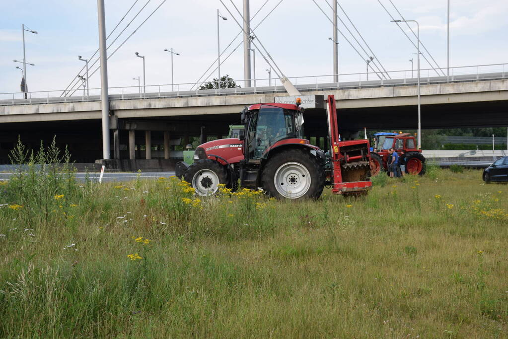 Boeren voeren protest bij opritten van snelwegen