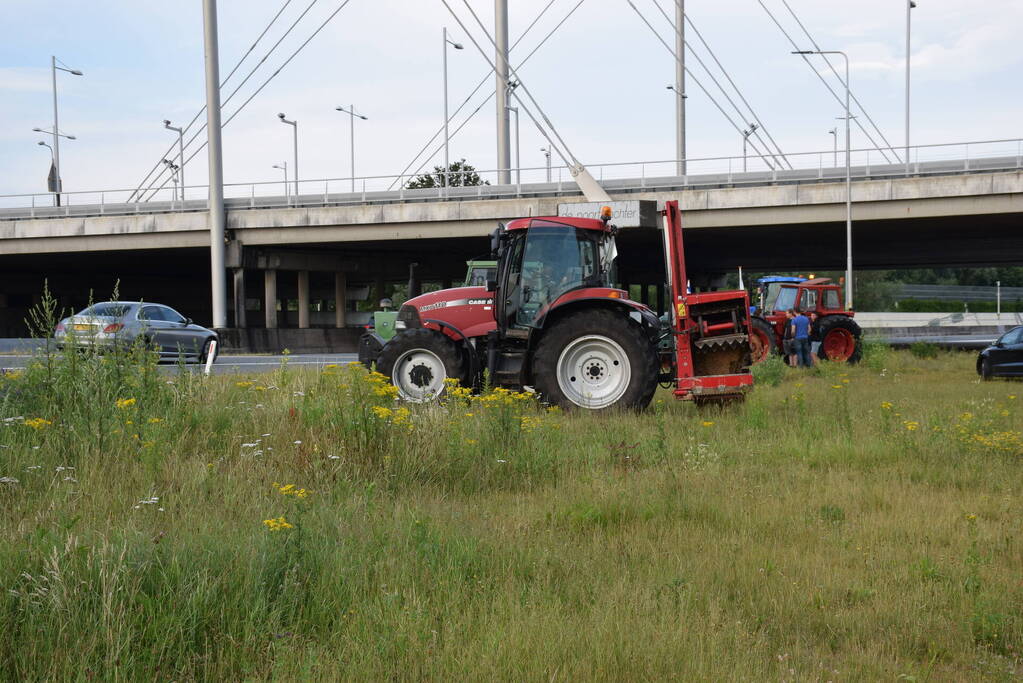 Boeren voeren protest bij opritten van snelwegen