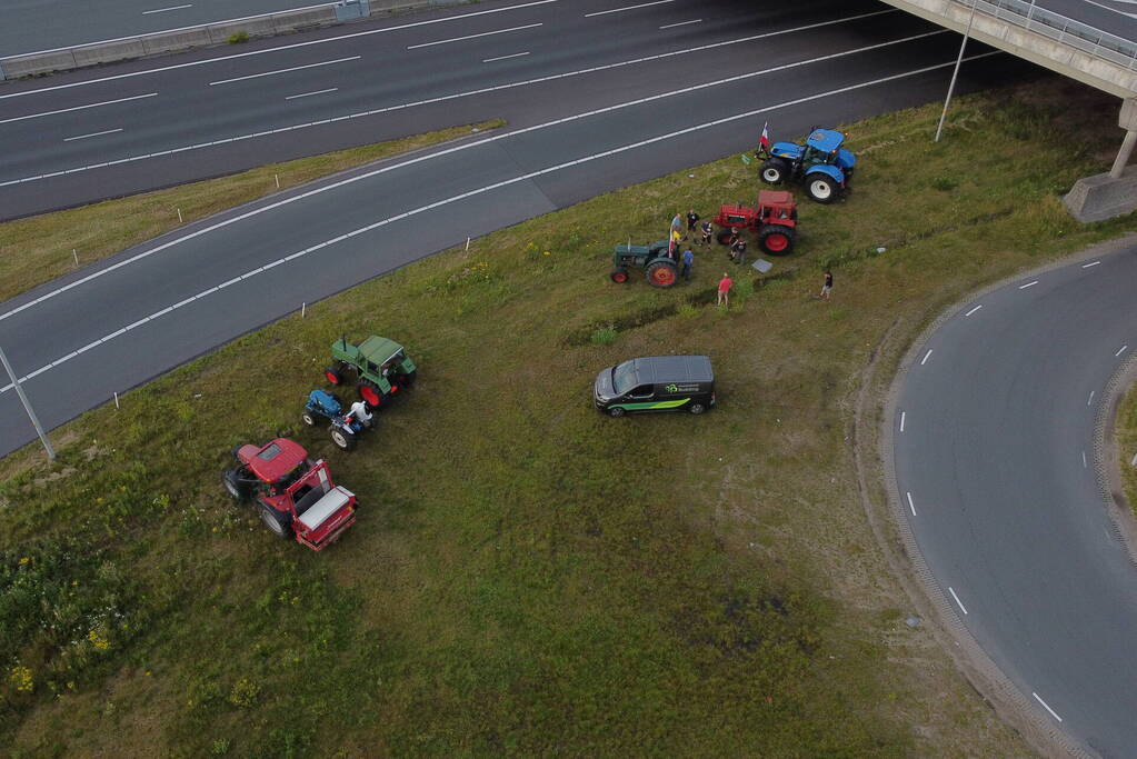 Boeren voeren protest bij opritten van snelwegen