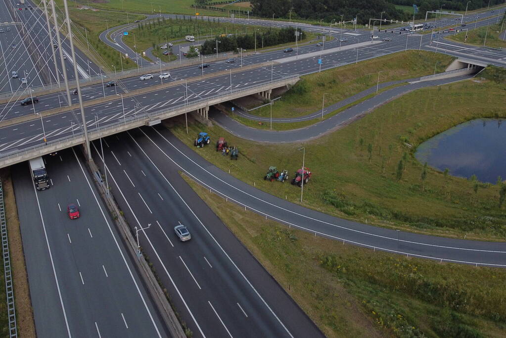Boeren voeren protest bij opritten van snelwegen