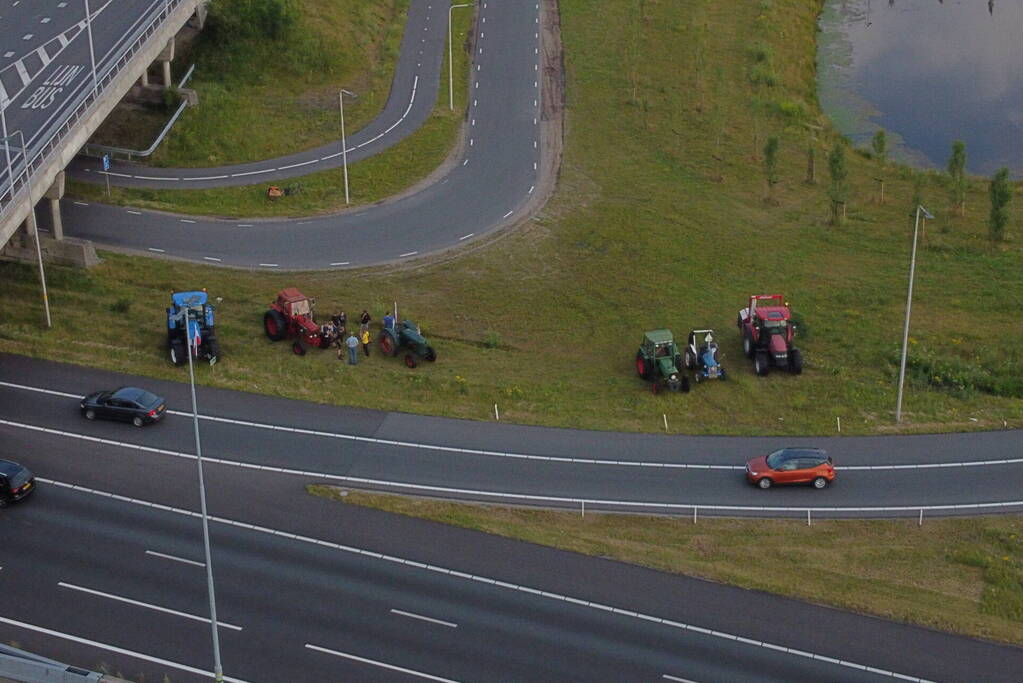 Boeren voeren protest bij opritten van snelwegen