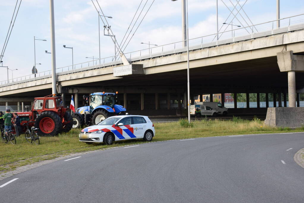 Boeren voeren protest bij opritten van snelwegen