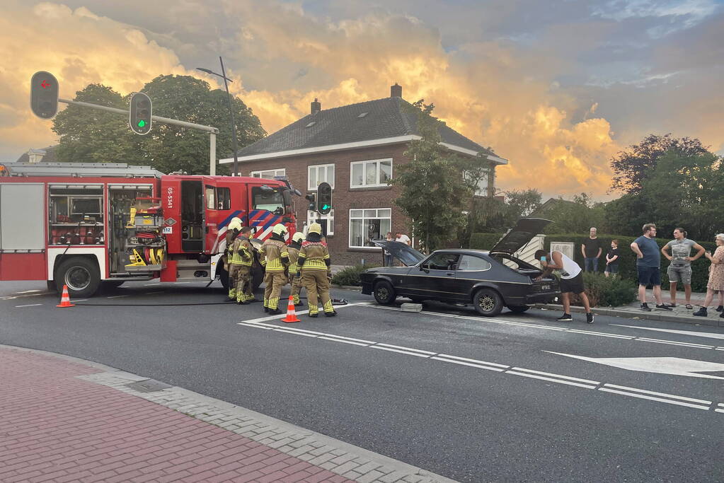 Auto vat vlam voor verkeerslicht