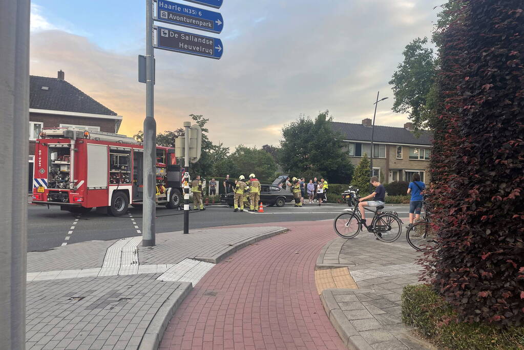 Auto vat vlam voor verkeerslicht