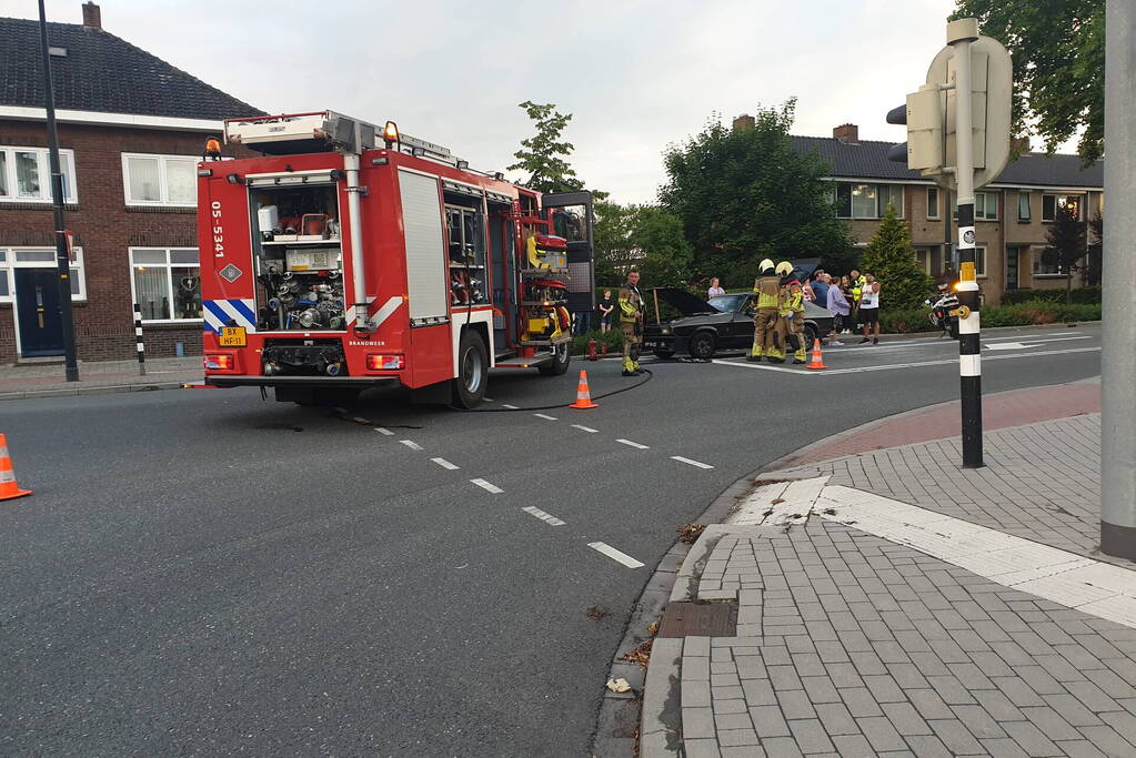 Auto vat vlam voor verkeerslicht