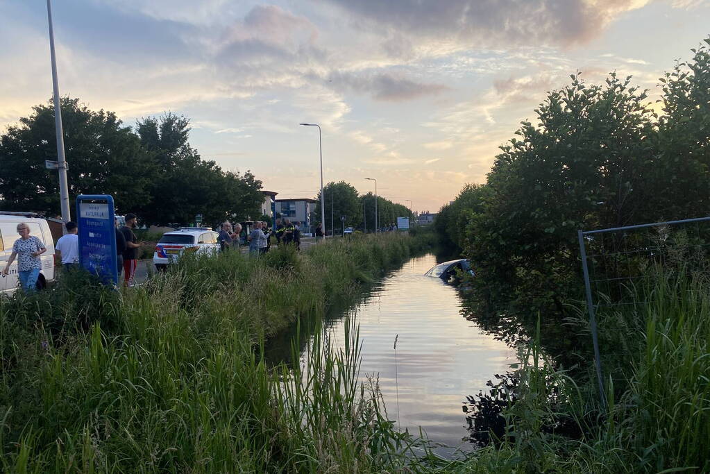 Pizzakoerier belandt in diepe sloot