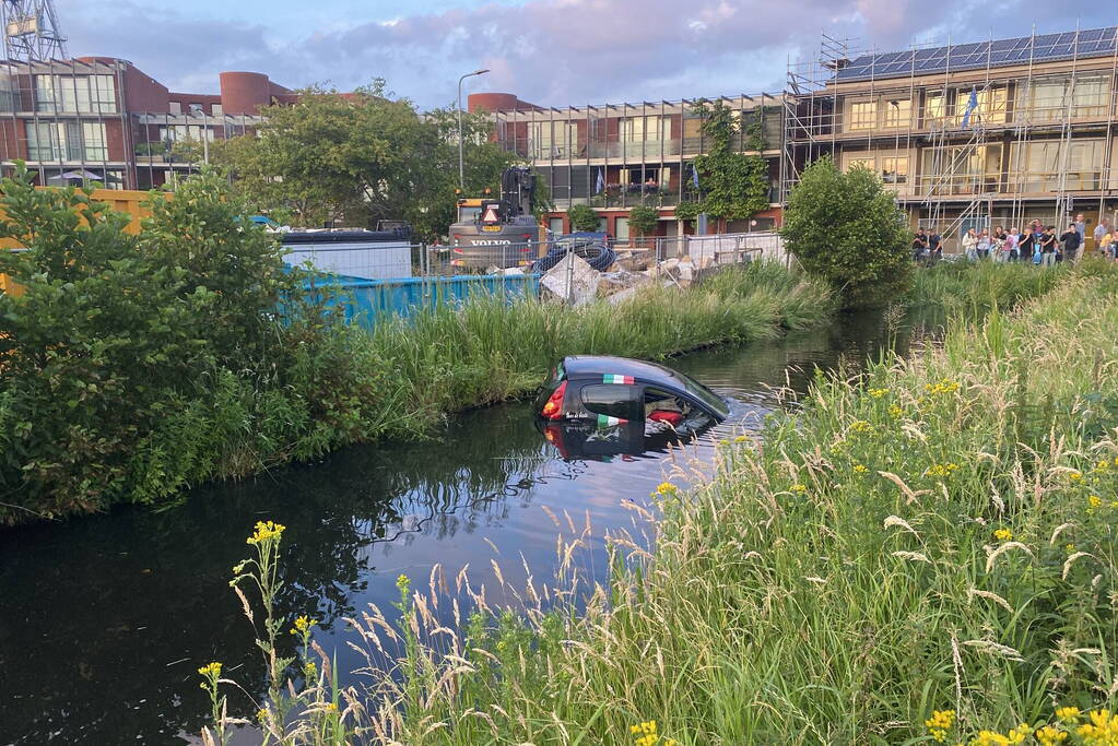 Pizzakoerier belandt in diepe sloot