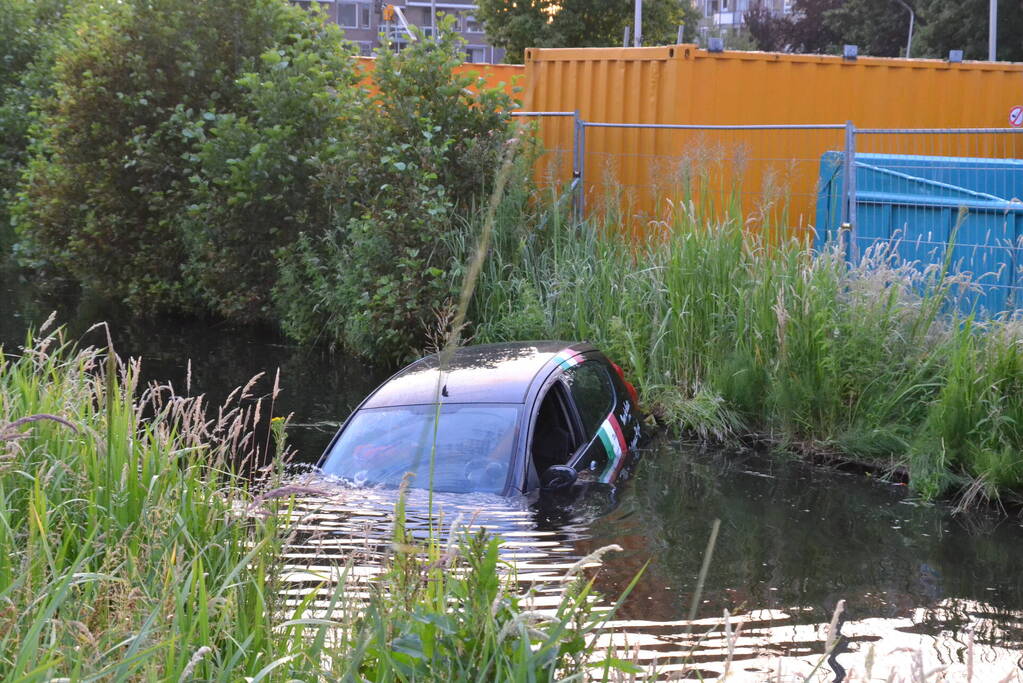 Pizzakoerier belandt in diepe sloot