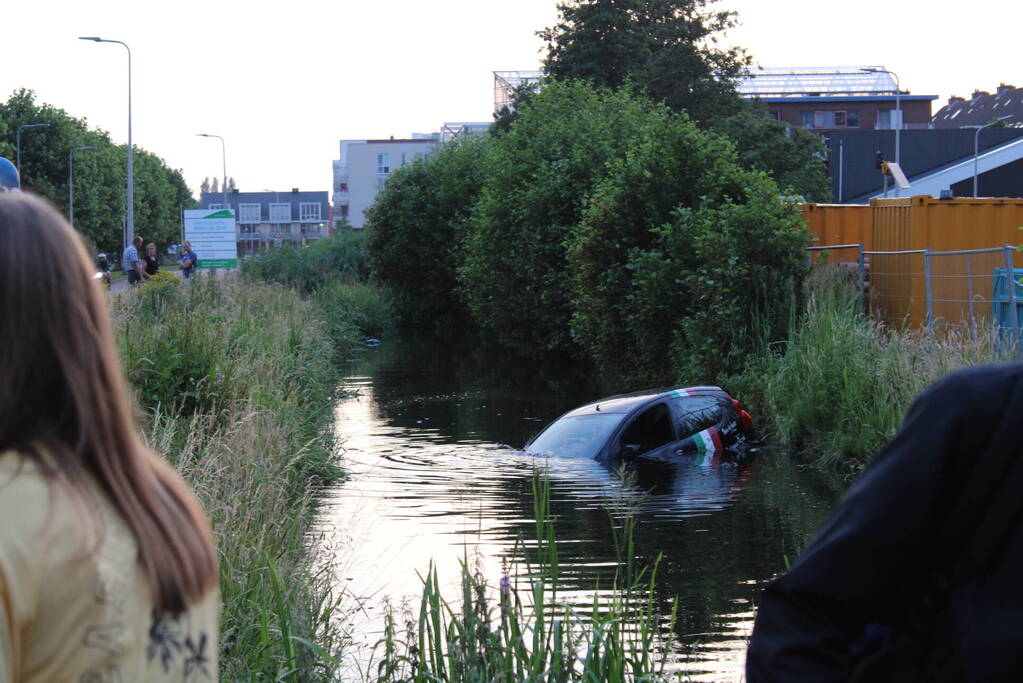 Pizzakoerier belandt in diepe sloot
