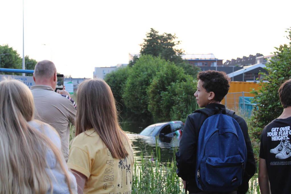 Pizzakoerier belandt in diepe sloot