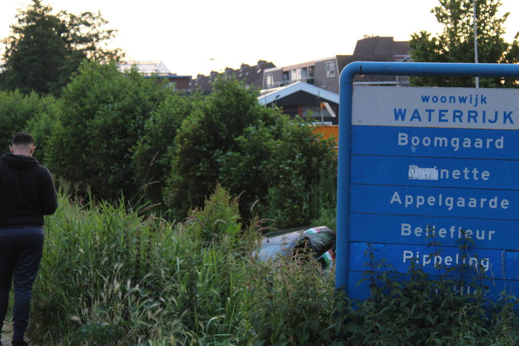 Pizzakoerier belandt in diepe sloot