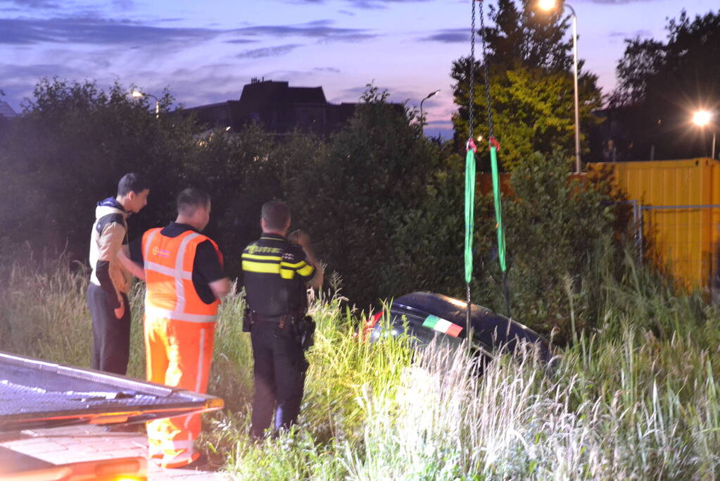 Pizzakoerier belandt in diepe sloot