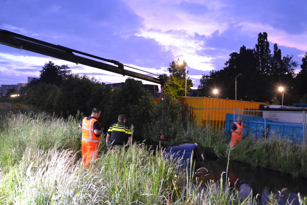 Pizzakoerier belandt in diepe sloot