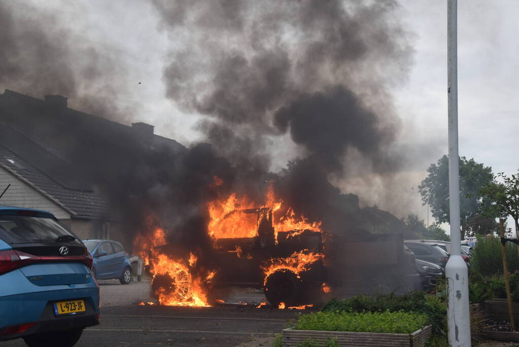 Auto volledig uitgebrand