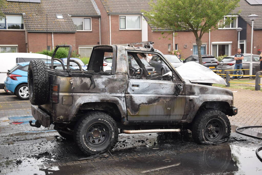 Auto volledig uitgebrand