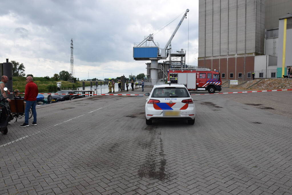 Binnenvaartschip dreigt te zinken
