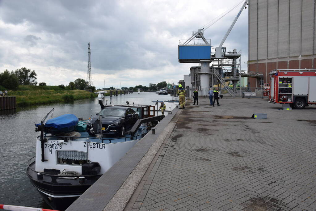 Binnenvaartschip dreigt te zinken