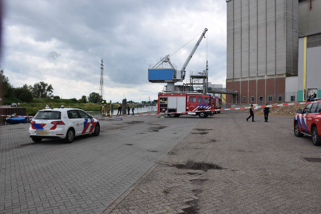 Binnenvaartschip dreigt te zinken