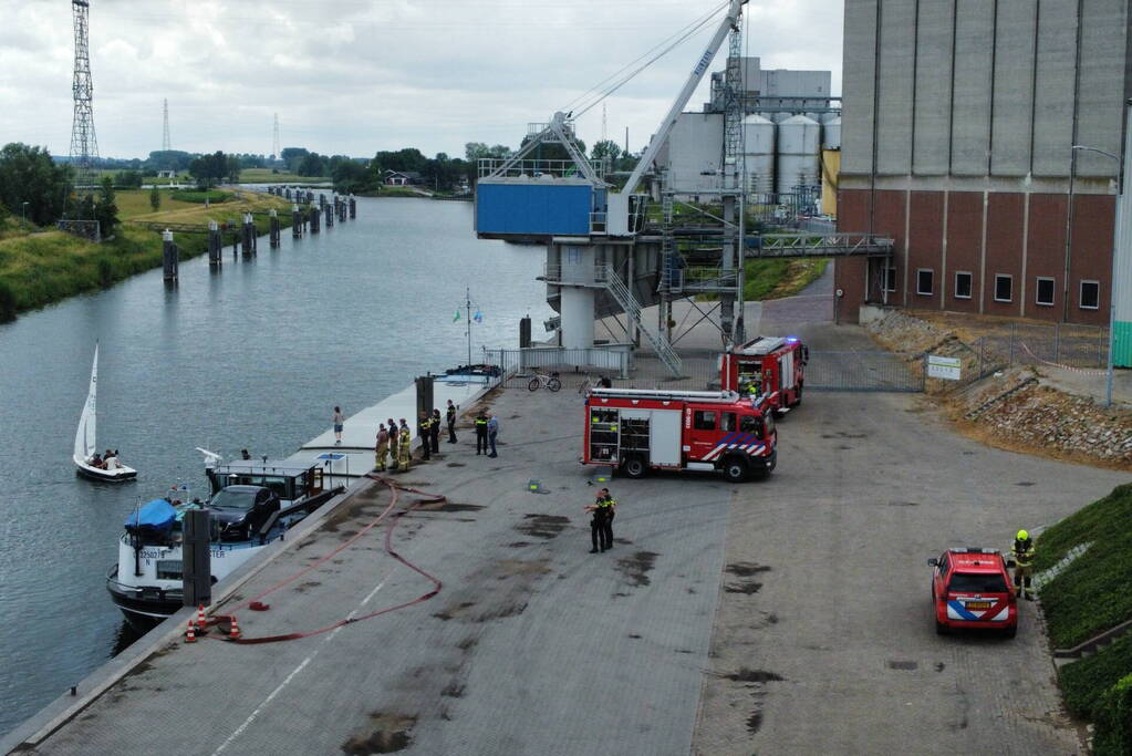 Binnenvaartschip dreigt te zinken