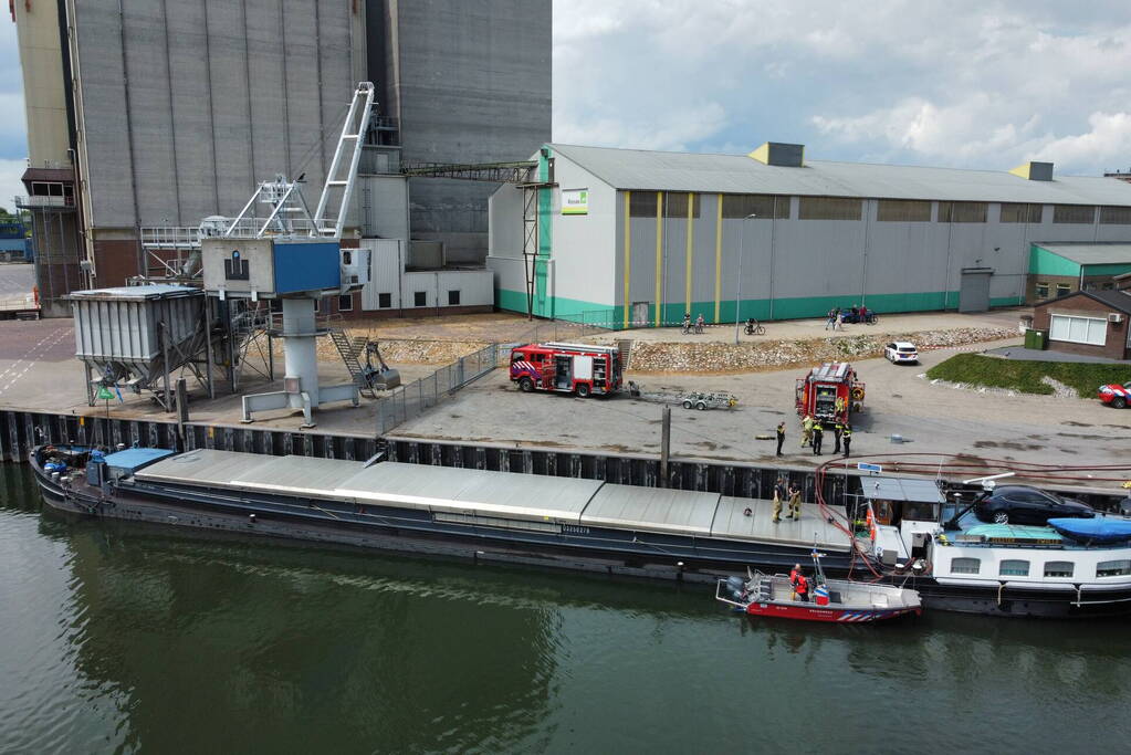 Binnenvaartschip dreigt te zinken