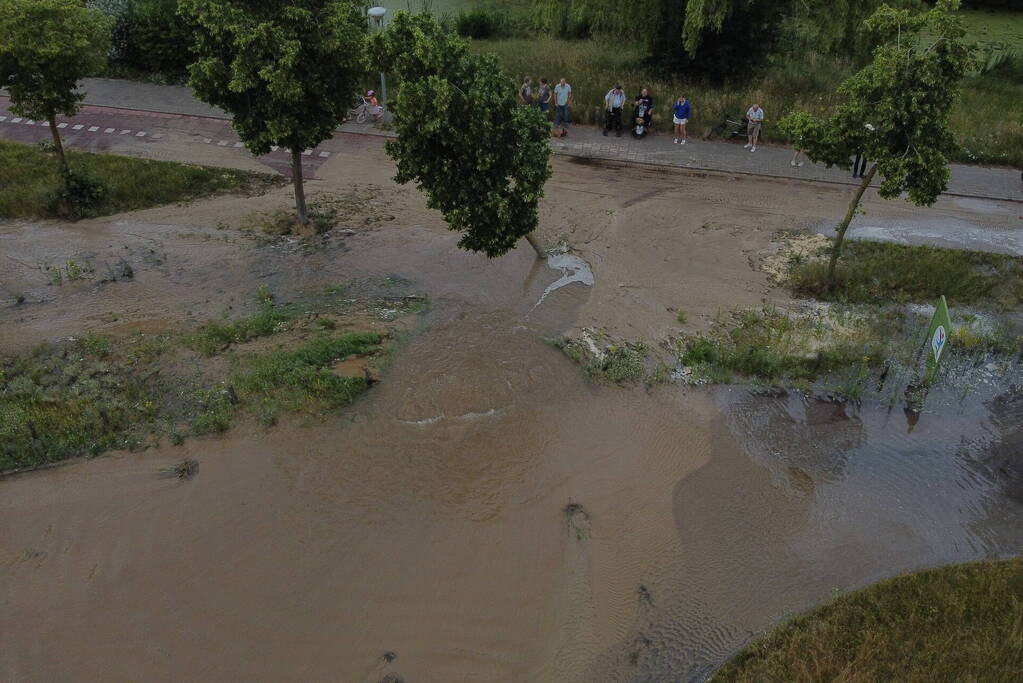 Gesprongen waterleiding zorgt voor enorme wateroverlast