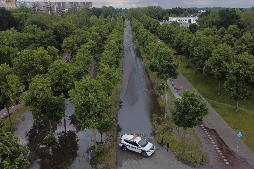 Gesprongen waterleiding zorgt voor enorme wateroverlast