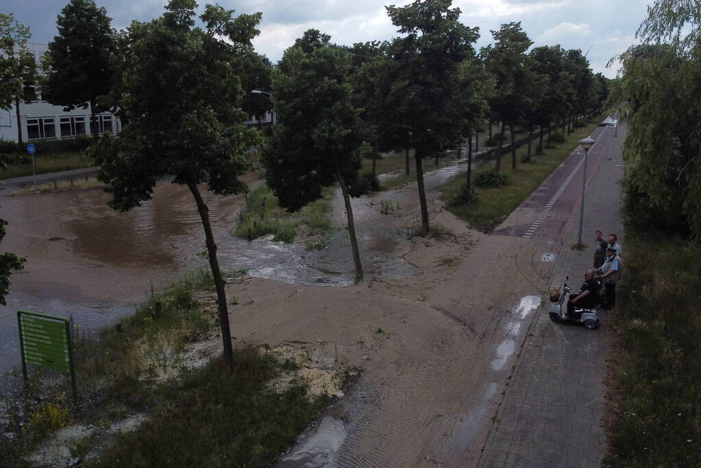 Gesprongen waterleiding zorgt voor enorme wateroverlast