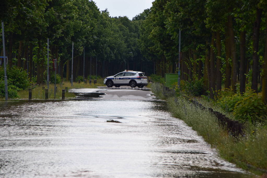 Gesprongen waterleiding zorgt voor enorme wateroverlast